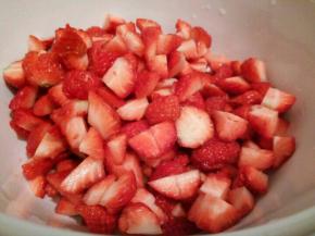 新鲜的草莓清洗干净，控干水分。再切成小块
