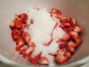 放入白糖拌一下