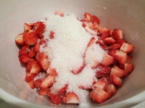 放入白糖拌一下