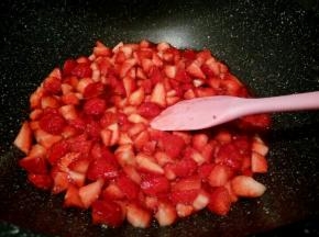 把草莓丁放入不粘锅，一定要用不粘锅，中火煮