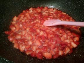 一会儿就出了好多水分。继续用搅拌刀，翻炒