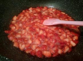 一会儿就出了好多水分。继续用搅拌刀，翻炒