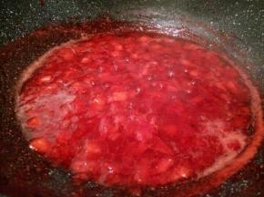 有点浓稠，就可以开小火，慢慢翻拌