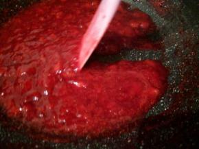 划一下，草莓酱不会马上混在一起，就可以了，放凉了，还会再稠一点