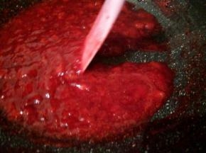 划一下，草莓酱不会马上混在一起，就可以了，放凉了，还会再稠一点