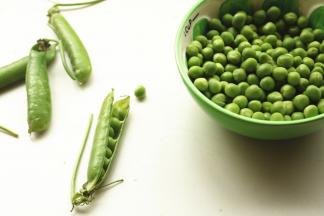 新鲜的豌豆剥皮。