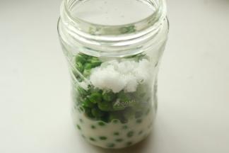 熟豌豆加牛奶和20克白糖，用料理机搅拌成豌豆汁。