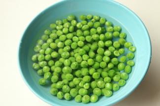煮熟的豌豆过凉水。
