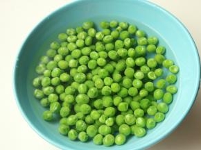 煮熟的豌豆过凉水。