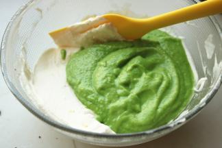 淡奶油加15克白糖打发到6分发，和豌豆汁混合。