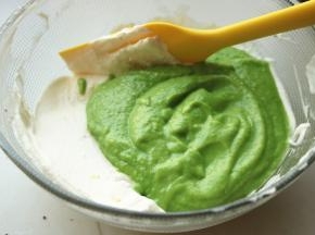 淡奶油加15克白糖打发到6分发，和豌豆汁混合。