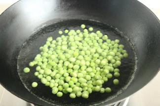 锅内加水烧开，下入豌豆粒煮熟。