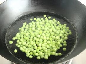 锅内加水烧开，下入豌豆粒煮熟。