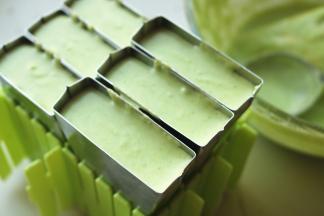 装入冰棍模子。