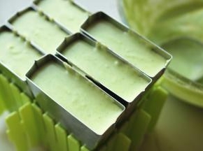 装入冰棍模子。