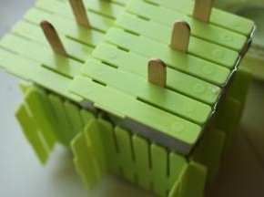 插入冰棍，用盖子固定，送入冰箱冷冻5个小时以上。