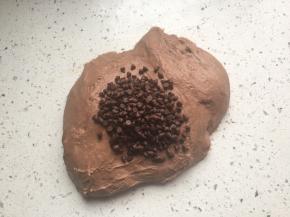 将巧克力豆加入面团中