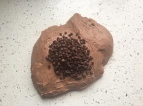 将巧克力豆加入面团中