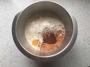 称出主料中除去黄油和盐的所有材料，开始揉面