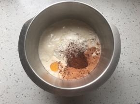 称出主料中除去黄油和盐的所有材料，开始揉面