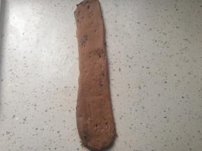 取一个面团擀成椭圆形，拍调多余气泡