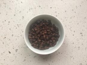 准备好巧克力豆，我用的是耐高温的巧克力豆，烤好后还能吃到完整的巧克力