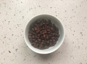 准备好巧克力豆，我用的是耐高温的巧克力豆，烤好后还能吃到完整的巧克力