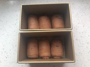 翻面，从上向下卷起，排入吐司盒中