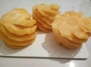 凤梨一个半，前面这2个半，为了拍照切开的，本来想买2个，看看这么大，还是只买了一个半，我买的是现成泡好的，回家就不需要泡了！（削好没有泡的.回家盐水泡一下，）