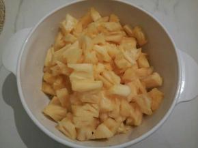  去掉芯子的凤梨，切小块，