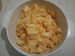 去掉芯子的凤梨，切小块，