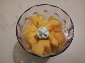 放搅拌机搅2下就可以（不然炒好没有口感了！）有耐心的可以手工剁，口感应该会比搅拌的好！