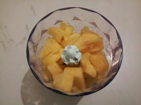 放搅拌机搅2下就可以（不然炒好没有口感了！）有耐心的可以手工剁，口感应该会比搅拌的好！