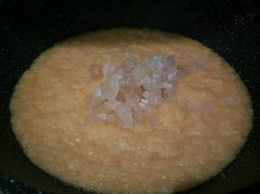 不粘锅，一定要不粘锅哦！搅好的凤梨和冰糖（土冰糖）一起放入不粘锅中，开中火