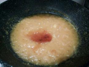 等到冰糖化了，再过5分钟就可以放麦芽糖了，改成小火慢慢炒，不停地翻拌，