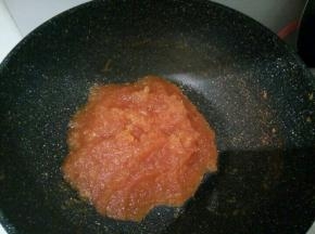 炒到这样，变成一团，就可以了！时间很漫长，要有绝对的耐心！