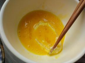 入蛋液中再滚一下，捞出