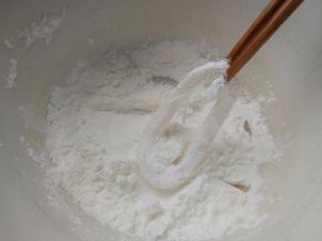 将鱿鱼圈在淀粉中滚一下