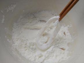 将鱿鱼圈在淀粉中滚一下