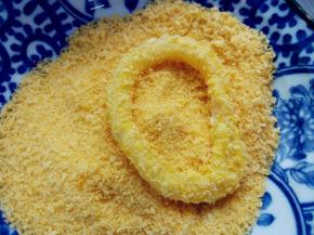 在面包糠中蘸满，抖掉多余的