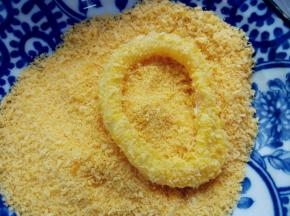 在面包糠中蘸满，抖掉多余的