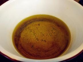 将油放入小锅中烧至五六成热（木筷子头放入会有小气泡冒出的程度）