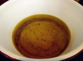 将油放入小锅中烧至五六成热（木筷子头放入会有小气泡冒出的程度）