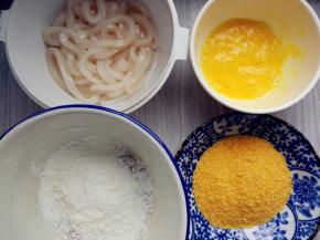 将鸡蛋打散，准备好面包糠、淀粉