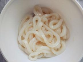 加少许盐、料酒、胡椒粉腌制片刻。盐不要多放，此步骤也可以省略，而将盐料酒和胡椒粉加入蛋液中，这个后面会提到。