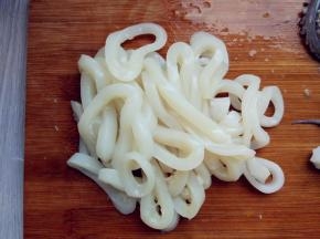 将鱿鱼筒切成比小指稍细的圈