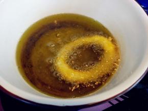 放入油锅中炸至金黄，浮起捞出沥油。浮起即捞出，不要炸过头，鱿鱼很容易熟，炸老了会变硬，损失鲜嫩的口感。（我一般是放在厨房纸上吸掉多余的油，这样洗盘子的时候也比较方便：目）