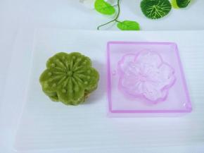 樱花形好漂亮，喜欢(^_^)
加入大麦苗粉的绿豆糕。