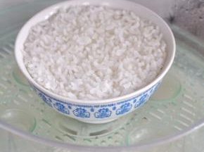 大米浸泡20分钟，上锅蒸熟。