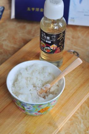 将米饭拌松，加入寿司醋搅匀。